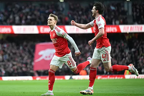 انتظر 16 مباراة.. أوديجارد يفتتح أهداف موسمه مع أرسنال